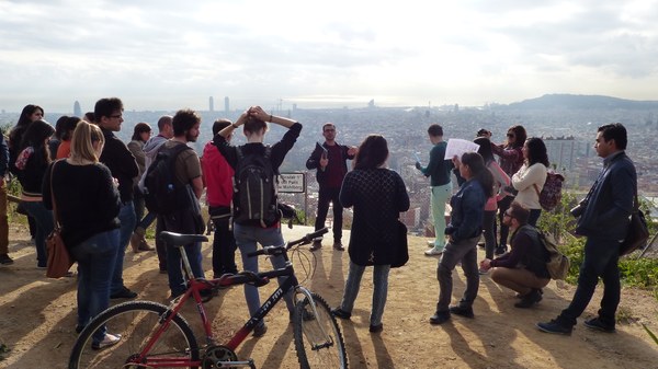 Actividad de aprendizaje en el territorio: el estudiantado del MUSE conecta la teoría con la práctica explorando iniciativas de sostenibilidad urbana en Barcelona. Actividad de aprendizaje en el territorio: el estudiantado del MUSE conecta la teoría con la práctica explorando iniciativas de sostenibilidad urbana en Barcelona.